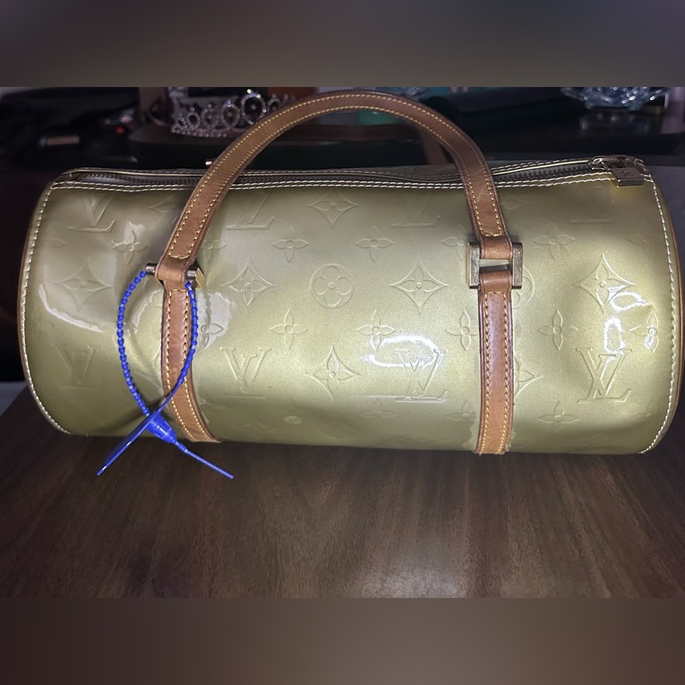 Louis Vuitton Vernis leather. Green/blue interior, gold hardware. Zip closure.